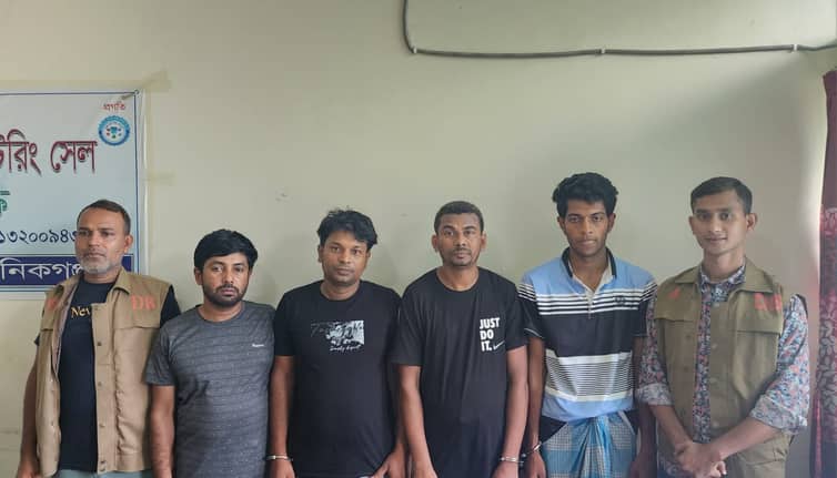 মানিকগঞ্জে ডিবি পুলিশের হাতে ৪ বিকাশ প্রতারক আটক