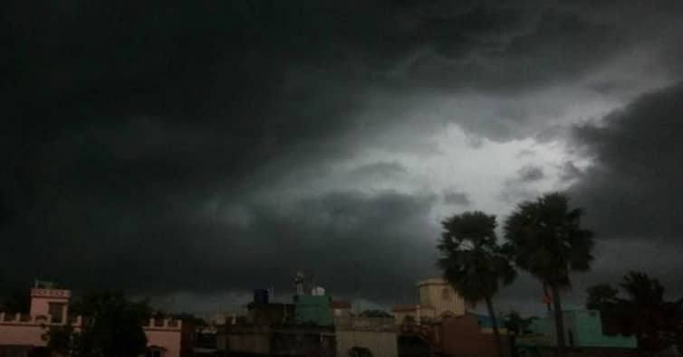 আজ রাতের মধ্যে যেসব জেলায় ঝড় বইতে পারে ঝড়