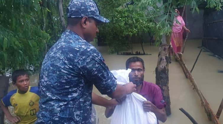 কক্সবাজারের পানিবন্দি অসহায় মানুষদের সহায়তা করছে নৌবাহিনী