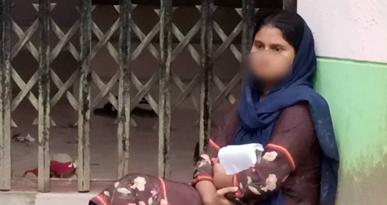 বিয়ের দাবিতে বাড়ির সামনে অনশনে প্রেমিকা, আত্মগোপনে প্রেমিক