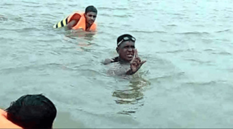 ৩০ ঘণ্টা সাঁতরে আখাউড়া থেকে নরসিংদী পৌঁছালেন বকুল বকুল