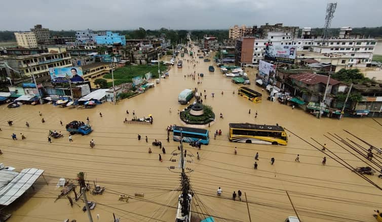 ভয়াবহ বন্যায় বিপর্যস্ত চট্টগ্রামের ৩ উপজেলা, চারদিন ধরে বিদ্যুৎ নেই