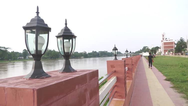 মনু নদীর পাড়