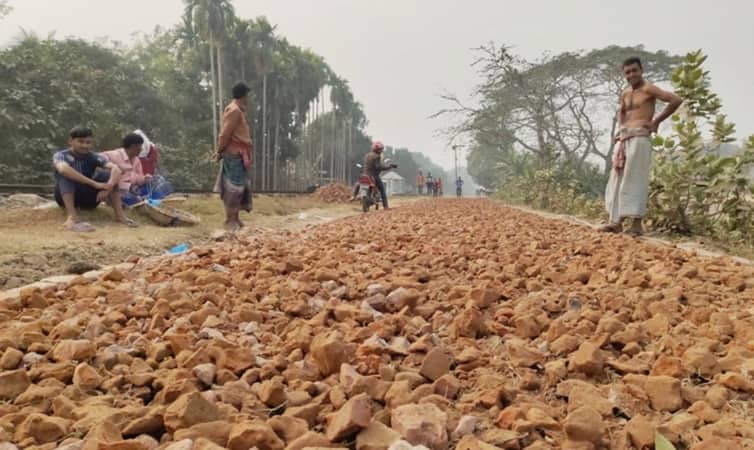 রাস্তায় নিম্নমানের সামগ্রী ব্যবহার করায় ঠিকাদারকে জরিমানা