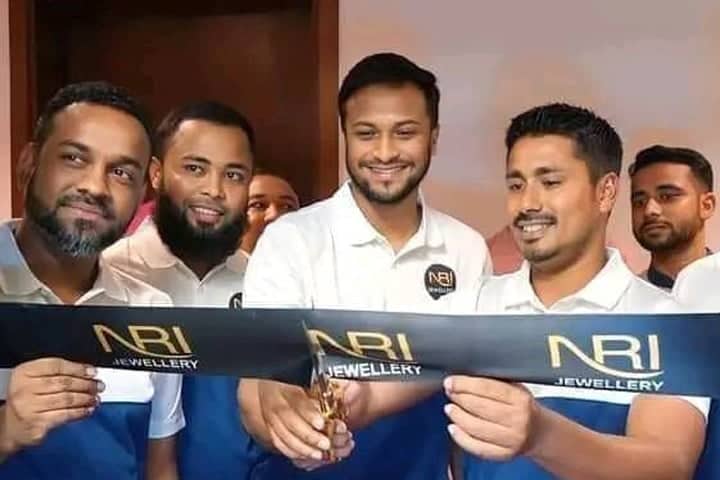 দুবাইতে স্বর্ণের দোকান উদ্বোধনে সাকিব-আশরাফুল