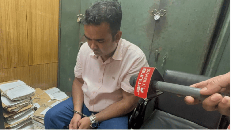 ফাইল গায়েব করে সম্পদের পাহাড় গড়েছেন দেলোয়ার ফাইল গায়েব করে সম্পদের পাহাড় গড়েছেন গৃহায়ন কর্তৃপক্ষের দেলোয়ার