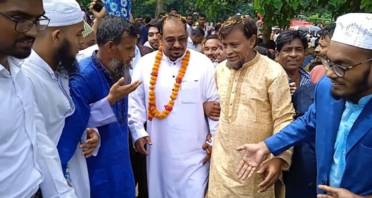 কর্মীর বিয়ে, হেলিকপ্টারে চড়ে গোপালগঞ্জে এলেন সৌদি নাগরিক আবু বন্দর