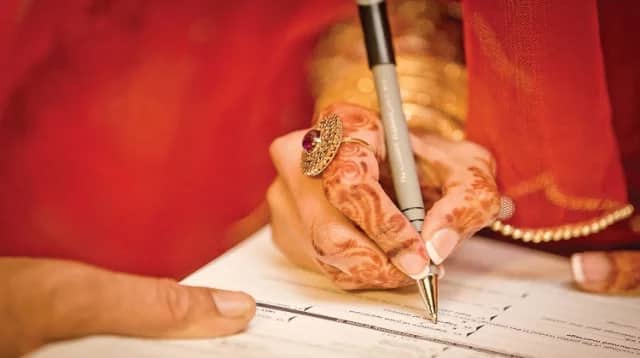 কিশোরীকে বিয়ে করতে এসে জরিমানা গুনলেন বর কিশোরীকে বিয়ে