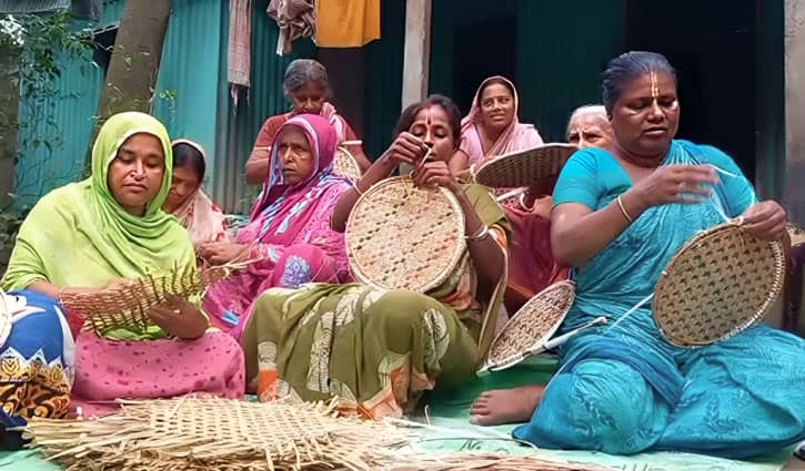 হাত পাখায় জীবিকা!