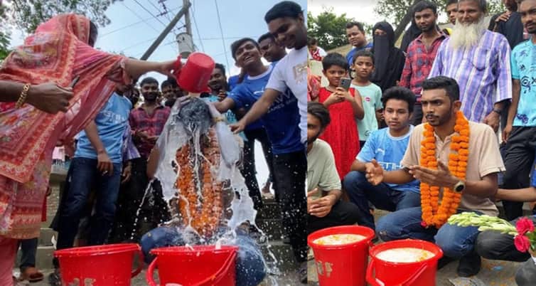 প্রেমে বিচ্ছেদের দুঃখ ভুলতে দুধ দিয়ে গোসল প্রেমে বিচ্ছেদের
