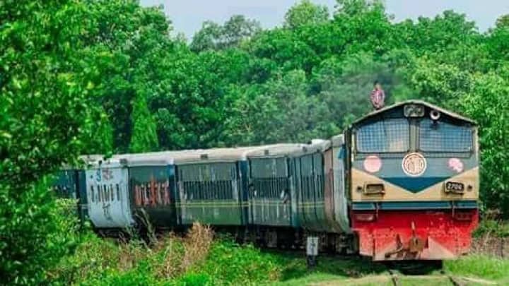 লোকোমাস্টারদের মারধরের প্রতিবাদে বন্ধ শাটল ট্রেন, ভোগান্তিতে শিক্ষার্থীরা