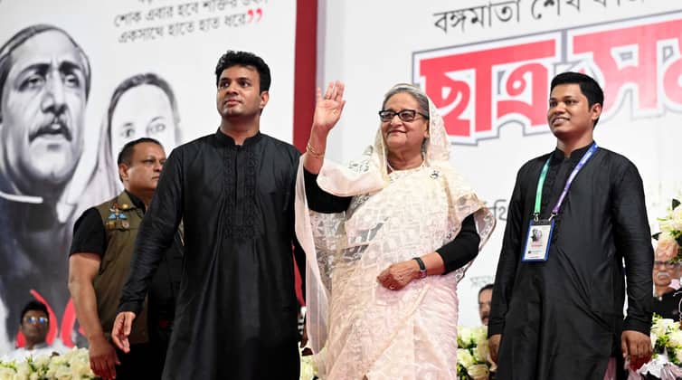 শেখ হাসিনার নেতৃত্বের প্রশ্নে ‘আপসহীন’ থাকার শপথ নিল ছাত্রলীগ