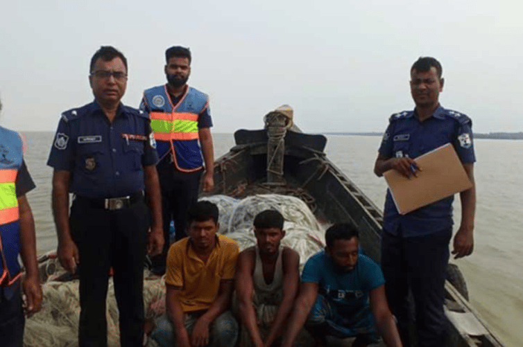 নিষেধাজ্ঞার প্রথম দিনেই উপেক্ষা, নৌ-পুলিশের অভিযানে ৬ জেলে আটক জেলে আটক