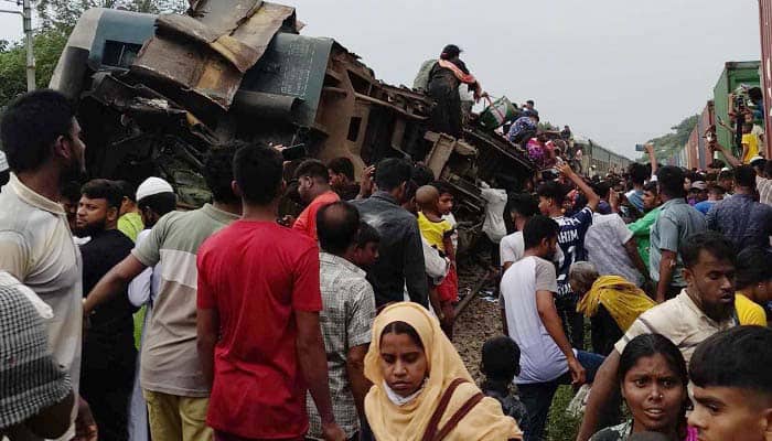 ভৈরবে দুই ট্রেনের সংঘর্ষ, নিহত ১০ ট্রেনের সংঘর্ষ