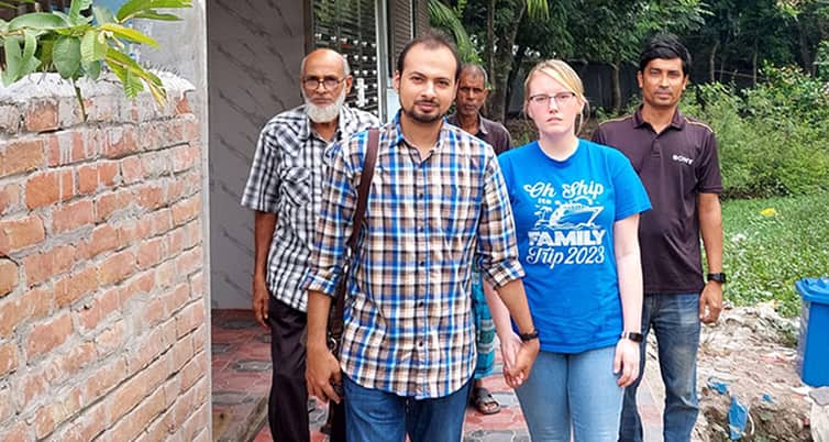 প্রেমের টানে পাবনায় এসে সংসার পাতলেন আমেরিকার তরুণী তরুনী