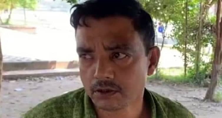 ব্ল্যাকমেইল করায় প্রতারককে নারীর জুতাপেটা ব্ল্যাকমেইল