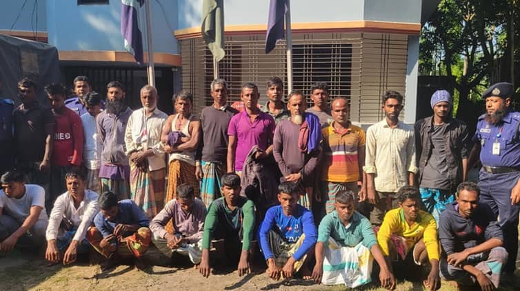 নিষেধাজ্ঞা অমান্য করে ইলিশ শিকার করায় আটক ২৪ মা ইলিশ
