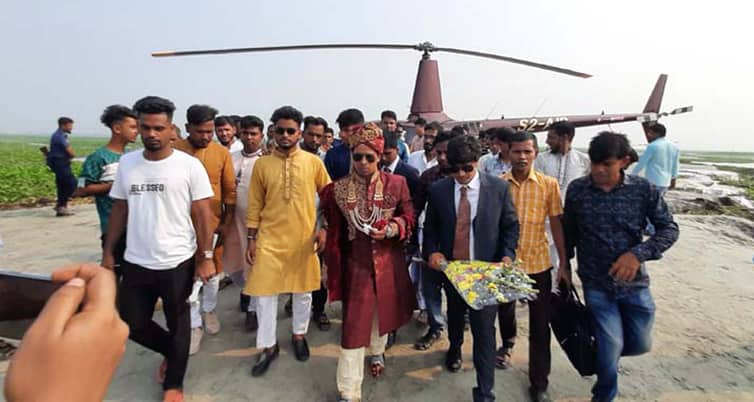 শ্বশুরের শর্ত পূরণ করতে হেলিকপ্টারে চড়ে বিয়ে করতে এলেন বর হেলিকপ্টারে চড়ে বিয়ে