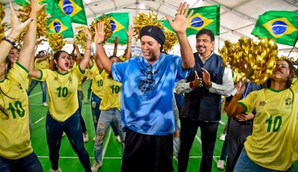 ঢাকায় পা রাখলেন ব্রাজিলিয়ান তারকা রোনালদিনহো Brazilian star Ronaldinho