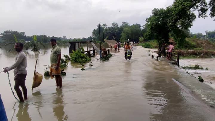 ভারী বৃষ্টিতে গাজীপুরে তলিয়েছে খেতখামার, ক্ষতিগ্রস্ত রাস্তাঘাট ভারী বৃষ্টিতে গাজীপুরে তলিয়েছে খেতখামার, ক্ষতিগ্রস্ত রাস্তাঘাট
