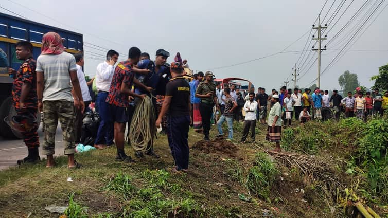 মানিকগঞ্জে সড়ক দুর্ঘটনায় লেগুনাচালকসহ ৪ জন নিহত