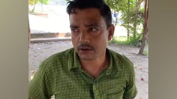 লেকের পাড়ে যুবককে জুতাপেটা করলেন নারী