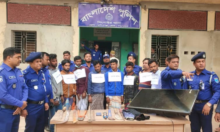সিংগাইরে আপন দুই ভাই, দুলাভাই, স্বামী ও স্ত্রীসহ চাঞ্চল্যকর ডাকাতি মামলায় ১০ জন আটক ডাকাতি