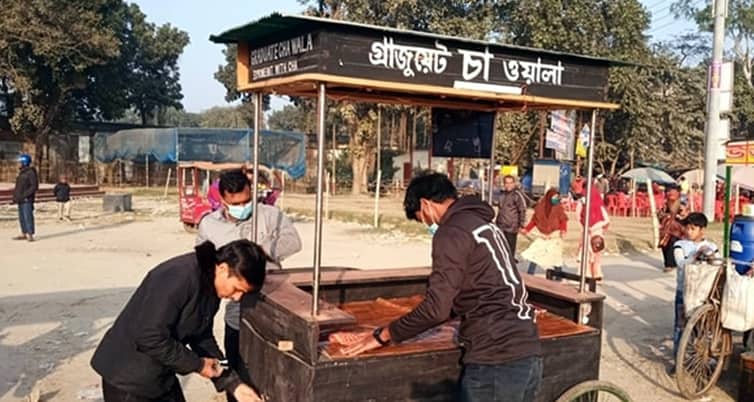 চায়ের দোকান চালাচ্ছেন সিভিল ইঞ্জিনিয়ারিং পড়ুয়া তিন বন্ধু তিন বন্ধু