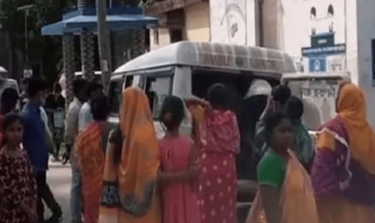 স্বামী ধূমপান করে ঘরে ফেরায় নববধূর বিষপান ধূমপান