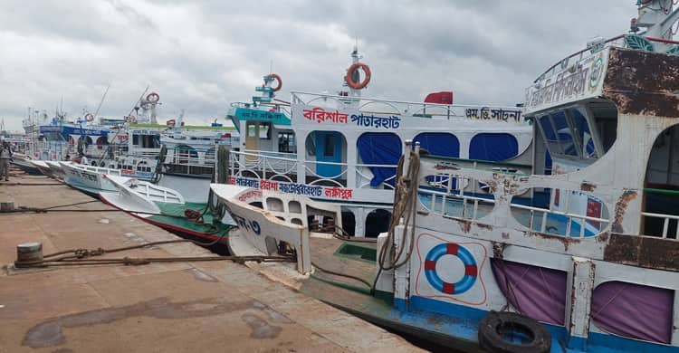 বরিশাল থেকে সবধরনের লঞ্চ চলাচল বন্ধ লঞ্চ