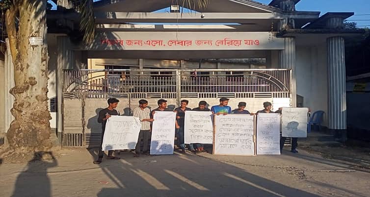 ফেল করায় বিদ্যালয়ের ফটকে তালা দিল শিক্ষার্থীরা শিক্ষার্থীরা