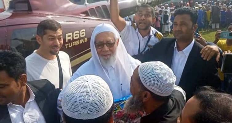 হেলিকপ্টারে চড়ে বাংলাদেশি শ্রমিকের বাড়িতে আসলেন সৌদি মালিক সৌদি মালিক