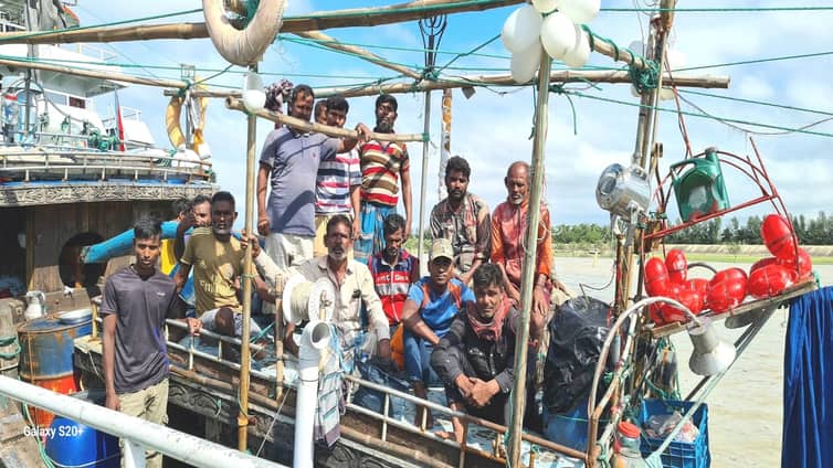 গভীর সাগরে মিধিলির কবলে পড়া ১৮ জেলে জীবিত উদ্ধার 18-fisherman-rescued