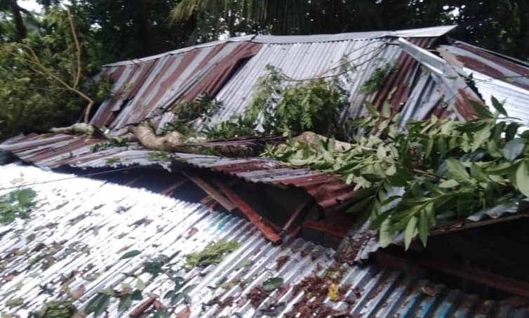 জুমার নামাজে মসজিদের ওপর গাছ পড়ে ৩ মুসল্লি আহত