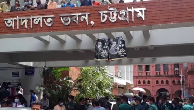 জামিন না পেয়ে বিচারকের দিকে জুতা ছুড়লেন আসামি