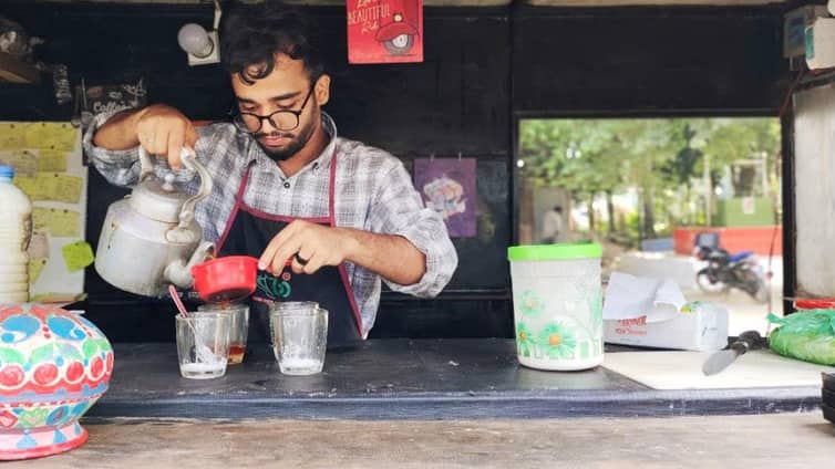 ল্যাপটপ বিক্রি করে টং দোকান দিয়েছেন অনার্স পড়ুয়া আলভী