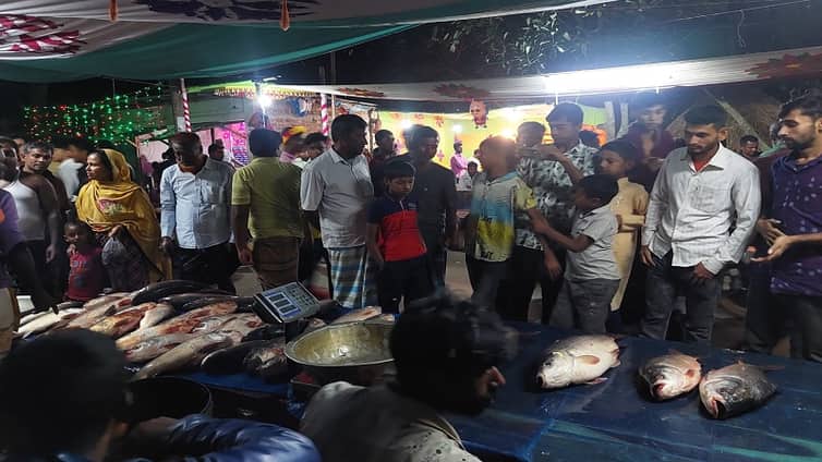 ‘জামাই সোহাগী’ মেলায় ৩০ লাখ টাকার মাছ বিক্রি fish fair