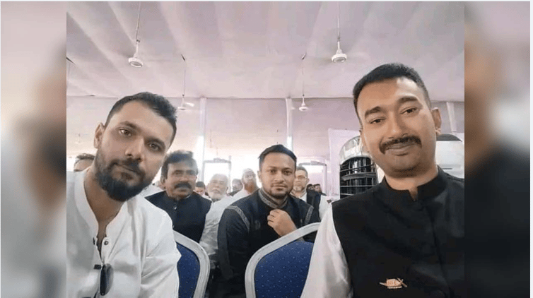 খেলার মাঠ থেকে এবার রাজনীতির মাঠে একসঙ্গে সাকিব-মাশরাফি খেলার মাঠ থেকে এবার রাজনীতির মাঠে একসঙ্গে সাকিব-মাশরাফি
