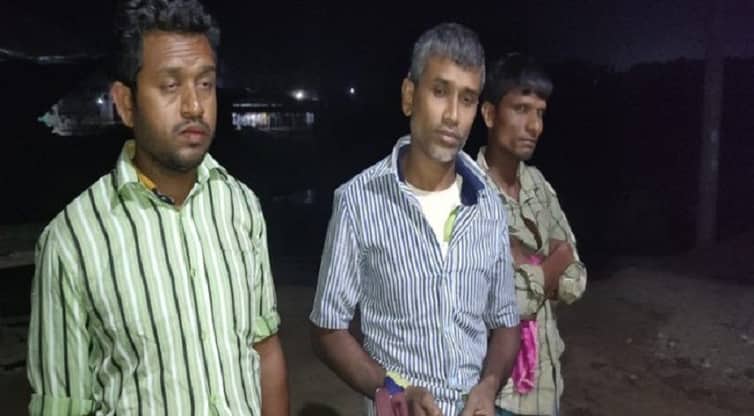 মরা গরু জবাই করার সময় তিনজন আটক