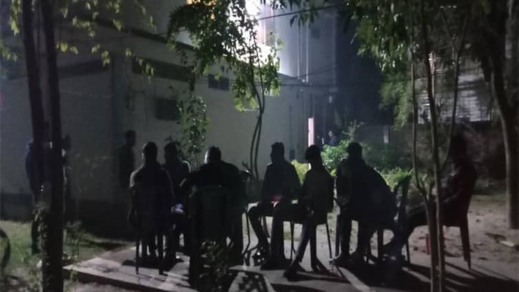 সাকিবের বাড়ির সামনে পুলিশি পাহারা, যা বললেন বাবা মাশরুর রেজা হঠাৎ সাকিবের বাড়ির সামনে পুলিশি পাহারা