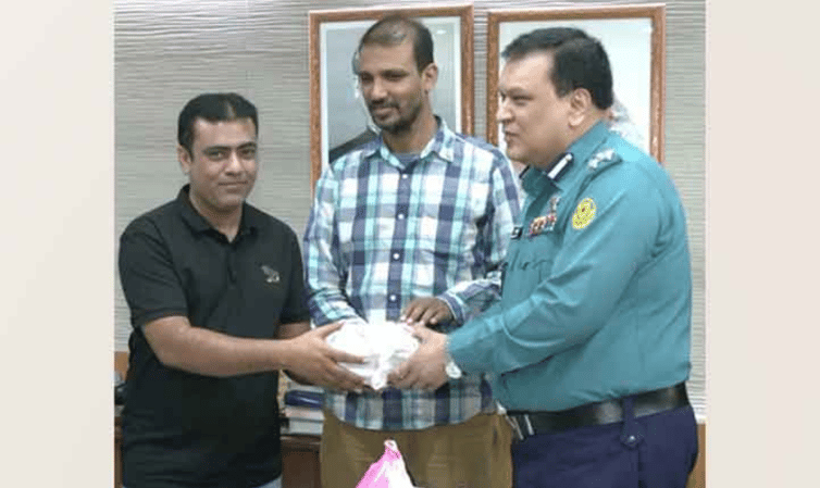 কুড়িয়ে পাওয়া ৭ লাখ টাকা ফিরিয়ে দিয়ে নজির স্থাপন আব্দুল কাইয়ুম