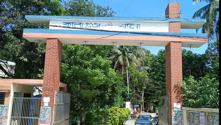 আসামী ধরতে গিয়ে হামলার শিকার পুলিশ: নিয়ে গেলো ওয়্যারলেস আসামী ধরতে গিয়ে হামলার শিকার পুলিশ