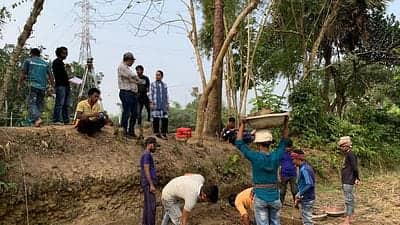 কাপাসিয়ায় ইতিহাস ছুঁয়ে দেখতে প্রত্নতাত্ত্বিক খনন নিজস্ব প্রতিবেদক, গাজীপুর: ইতিহাসের পাতায় গল্প আছে, রানি ভবানী বানিয়া রাজাদের শেষ বংশধর ছিলেন। তাঁর দরদরিয়া দুর্গ ছিল গাজীপুরের কাপাসিয়া উপজেলার রায়েদ ইউনিয়নের দরদরিয়া গ্রামে, বানার নদের পারে। দুই দশক আগেও সেখানে দুর্গের ধ্বংসাবশেষ ভালোভাবে দৃশ্যমান ছিল। ক্রমান্বয়ে দৃশ্যমান ধ্বংসাবশেষ সব বিলীন হয়ে যায়। দরদরিয়া দুর্গের ইতিহাসের গল্পগুলো মানুষের মুখে মুখে। তবে সেই ইতিহাসের অস্তিত্ব ছুঁয়ে দেখতে এবার সেখানে শুরু হয়েছে বড় পরিসরে প্রত্নতাত্ত্বিক খননকাজ। জাহাঙ্গীরনগর বিশ্ববিদ্যালয়ের প্রত্নতত্ত্ব বিভাগের অধ্যাপক সুফি মোস্তাফিজুর রহমান খননকাজ শুরু করেছেন। তাঁর সঙ্গে কাজ করছেন বিশ্ববিদ্যালয়ের পাঁচ শিক্ষার্থী। সামনে আরও অনেকেই এই কাজে যুক্ত হবেন। নিজস্ব অর্থায়নে এই খননকাজ শুরু করেছেন সুফি মোস্তাফিজুর রহমান। খননকাজ দেখতে যান স্থানীয় সংসদ সদস্য সিমিন হোসেন (রিমি)। তিনি খননকাজের খবরে ভিড় জমানো স্থানীয় বাসিন্দাদের খননকাজের গুরুত্ব, প্রয়োজনীয়তা ও সম্ভাবনার বিষয়ে বলেন। খননের স্থানে গিয়ে দেখা যায়, নিভৃত পল্লির নির্জন একটি এলাকায় উৎসুক মানুষের ভিড়। নির্দিষ্ট একটি স্থানকে চিহ্নিত করে দড়ি দিয়ে বেষ্টনী দেওয়া হয়েছে। বেষ্টনীর আওতায় থাকা চিহ্নিত স্থানে সতর্কতার সঙ্গে খননকাজ করছেন কয়েকজন কর্মী। পাশেই সদ্য কেটে নেওয়া ধানখেতে অস্থায়ী তাঁবু স্থাপন করা হয়েছে। দরদরিয়া গ্রামের স্থানীয় বাসিন্দা মো. আবুল কাশেম বলেন, ‘বাপ–দাদার কাছ থেকে আমরা এই এলাকার ইতিহাসের রানি ভবানীর দুর্গের গল্প শুনেছি। নতুন করে এই উদ্যোগে হয়তো আরও নতুন অনেক তথ্য জানতে পারব।’ অধ্যাপক সুফি মোস্তাফিজুর রহমান বলেন, ‘আমি আপাতত নিজ অর্থায়নে খননকাজ শুরু করেছি। ছয় মাস আগে সংস্কৃতিবিষয়ক মন্ত্রণালয়ে অর্থায়নের জন্য আবেদন করেছি। এখনো সাড়া পাইনি। হয়তো তারা অর্থায়ন করবে। কারণ, এ ধরনের খননকাজ নিজস্ব অর্থায়নে করা খুবই কঠিন।