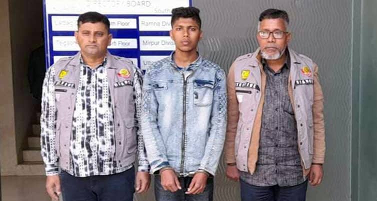 অনলাইনে গেমের ফাঁদে কিশোরীদের ব্লাকমেইল, প্রতারক গ্রেফতার কিশোরীদের ব্লাকমেইল