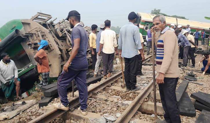গাজীপুরে চলছে ক্ষতিগ্রস্ত রেললাইন মেরামতের কাজ ক্ষতিগ্রস্ত রেললাইন
