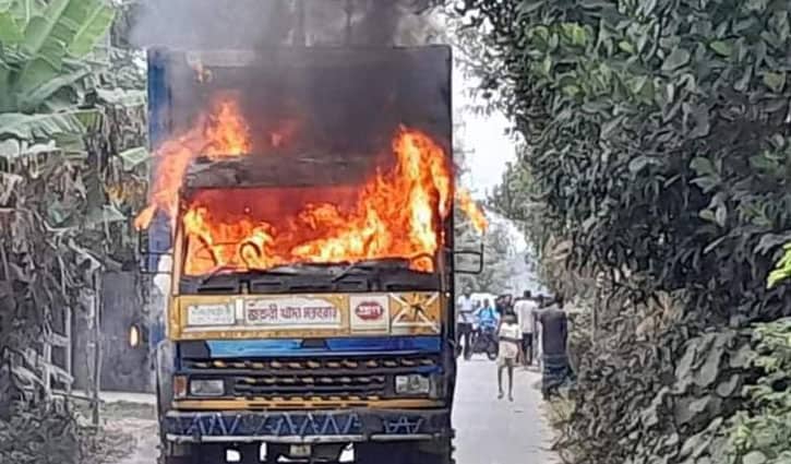 গাজীপুরে চলন্ত কাভার্ডভ্যানে আগুন গাজীপুরের কাপাসিয়া-কালীগঞ্জ সড়কের বড়পুশিয়া এলাকায় চলন্ত কাভার্ডভ্যানে আগুন দিয়েছে দুর্বৃত্তরা। বুধবার (৬ ডিসেম্বর) দুপুরে বিষয়টি নিশ্চিত করেছেন কাপাসিয়া থানার অফিসার ইনচার্জ (ওসি) মো. আবু বকর মিয়া। এর আগে, সকাল সাড়ে ১০টার দিকে এ ঘটনা ঘটে। Google news স্থানীয়দের বরাতে ওসি জানান, কাপাসিয়া-কালীগঞ্জ আঞ্চলিক সড়ক দিয়ে একটি কাভার্ডভ্যান কালীগঞ্জে যাচ্ছিল। ভ্যানটি বড়পুশিয়া এলাকায় পৌঁছালে ৬/৭ জন দুর্বৃত্ত মোটরসাইকেলযোগে এসে আগুন ধরিয়ে দ্রুত পালিয়ে যায়। ওসি আরও বলেন, এলাকাবাসী, পুলিশ ও কাপাসিয়া ফায়ার সার্ভিসের ঘণ্টাব্যাপী চেষ্টায় আগুন নেভানো হয়। এ ঘটনায় জড়িতদের আইনের আওতায় আনার চেষ্টা চলছে।