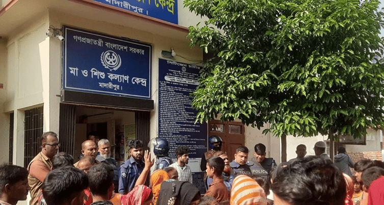 ভুল চিকিৎসায় রোগী মৃত্যুর অভিযোগে হাসপাতাল ভাঙচুর মা ও শিশু কল্যাণ কেন্দ্রে ভাঙচুর