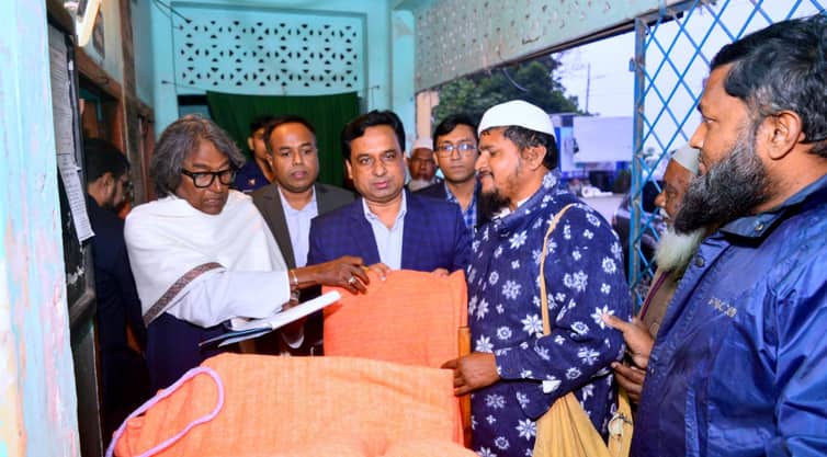 শীর্তাতদের মাঝে কম্বল বিতরণ করলেন রাজশাহী জেলা প্রশাসক