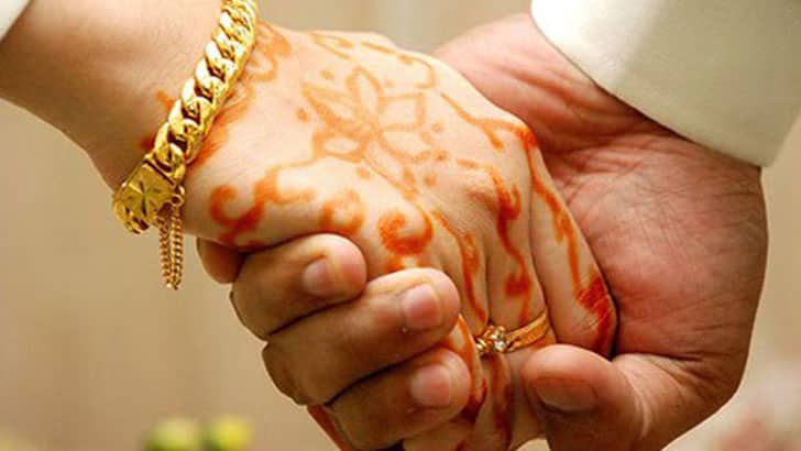 আমেরিকান নাগরিককে বিয়ে, চাপে দেশ ছাড়লেন তরুণী