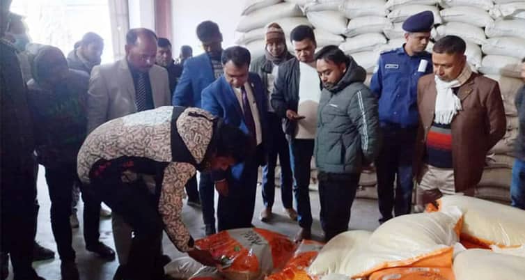 অবৈধভাবে চাল মজুত করায় লাখ টাকা জরিমানা অবৈধভাবে চাল মজুত